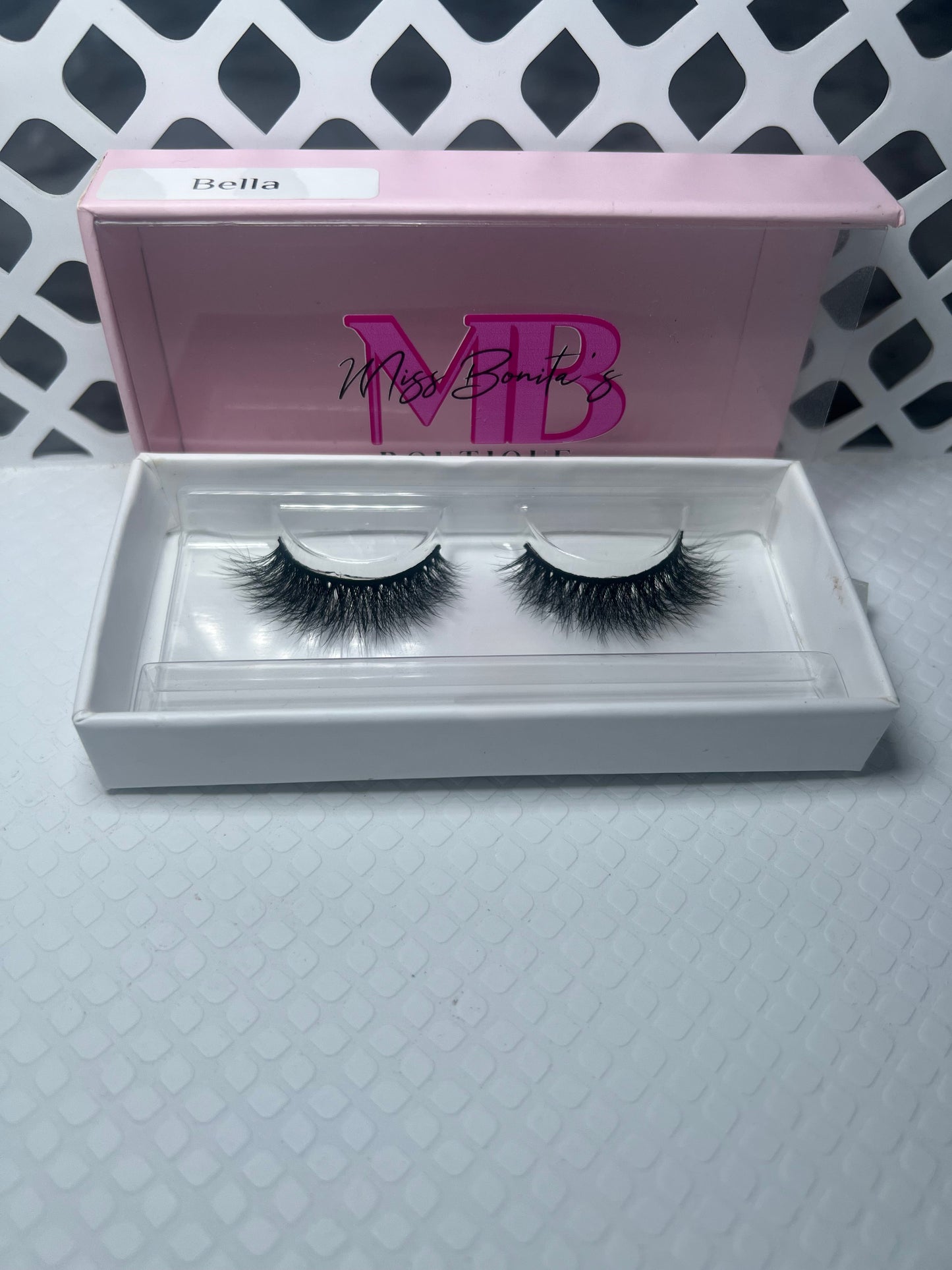 LASH STYLE: BELLA
